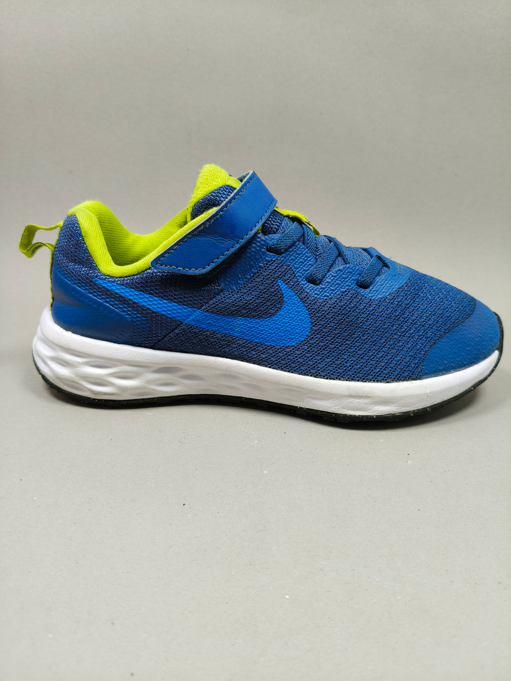 Nike Revolution . Size : EUR  33 | Premium
