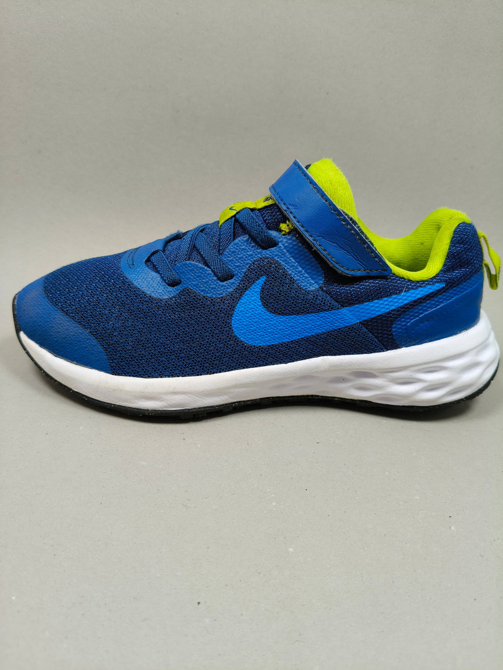 Nike Revolution . Size : EUR  33 | Premium