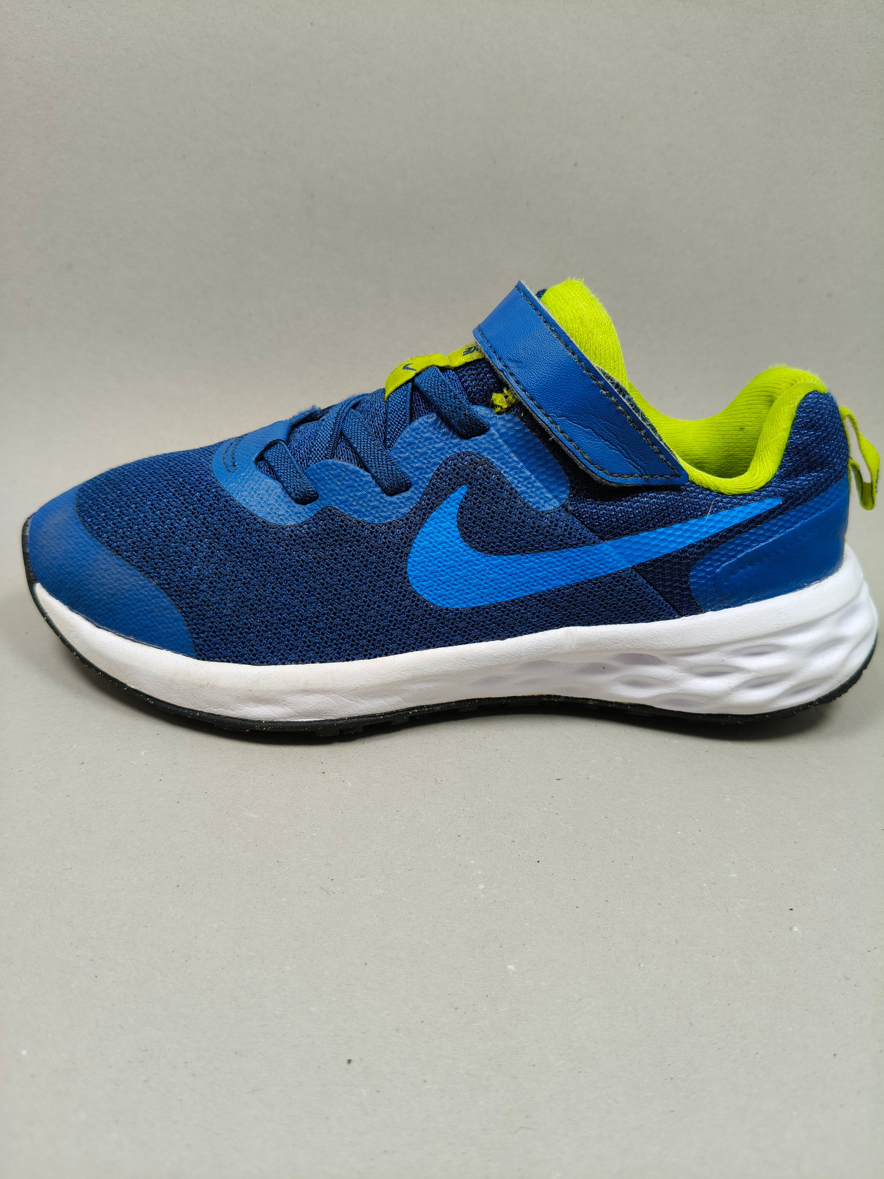 Nike Revolution . Size : EUR  33 | Premium