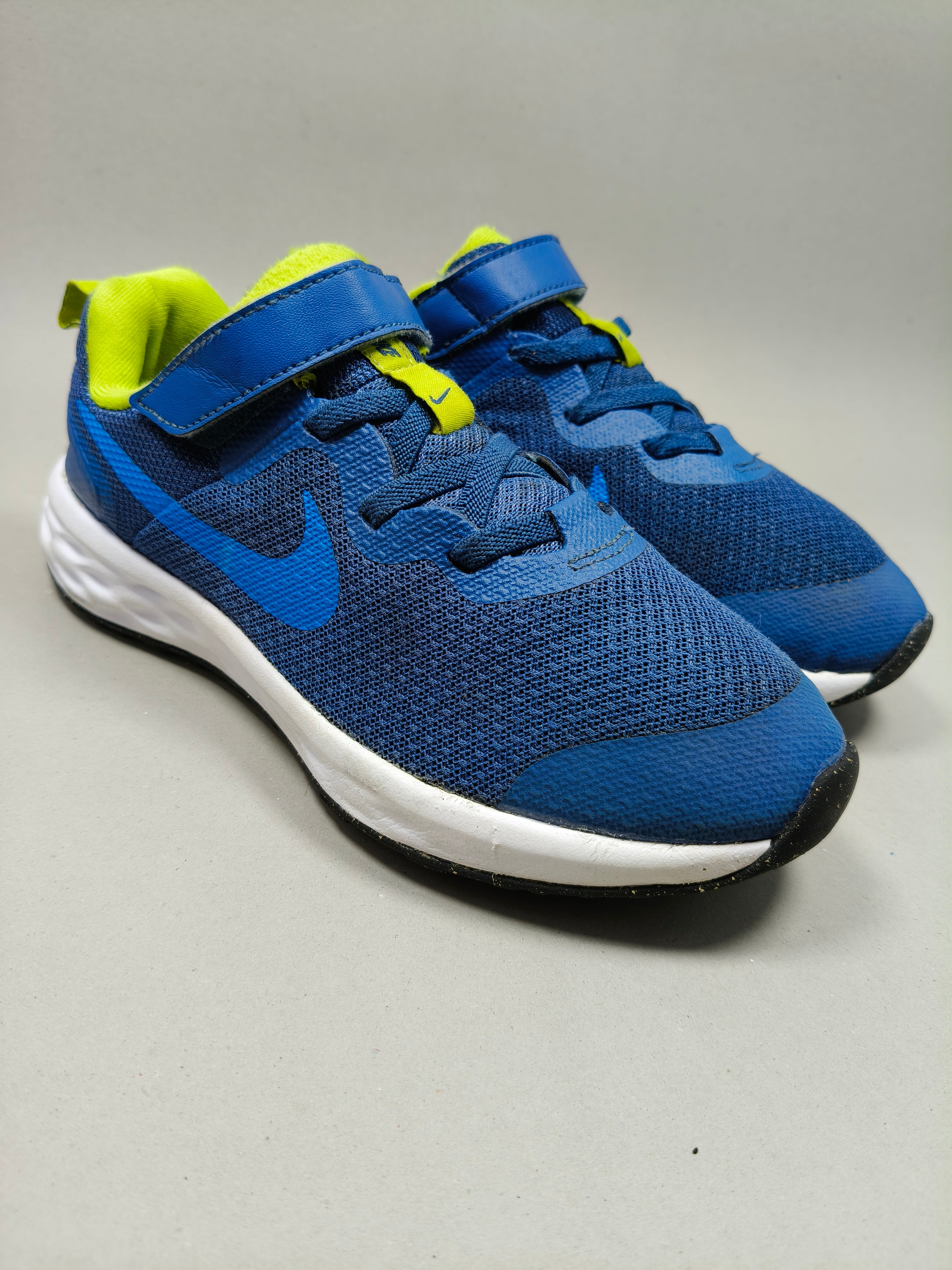 Nike Revolution . Size : EUR  33 | Premium