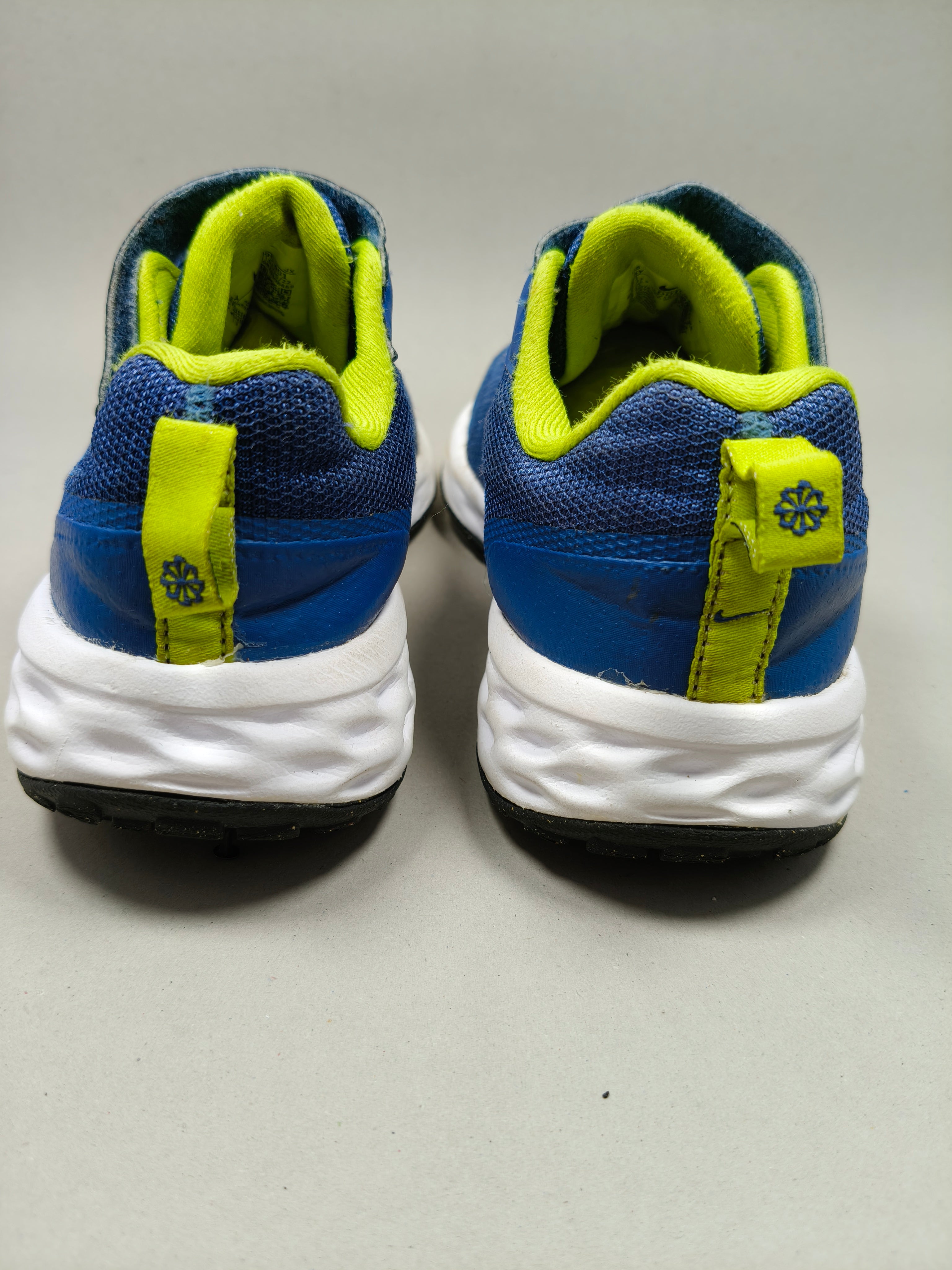 Nike Revolution . Size : EUR  33 | Premium