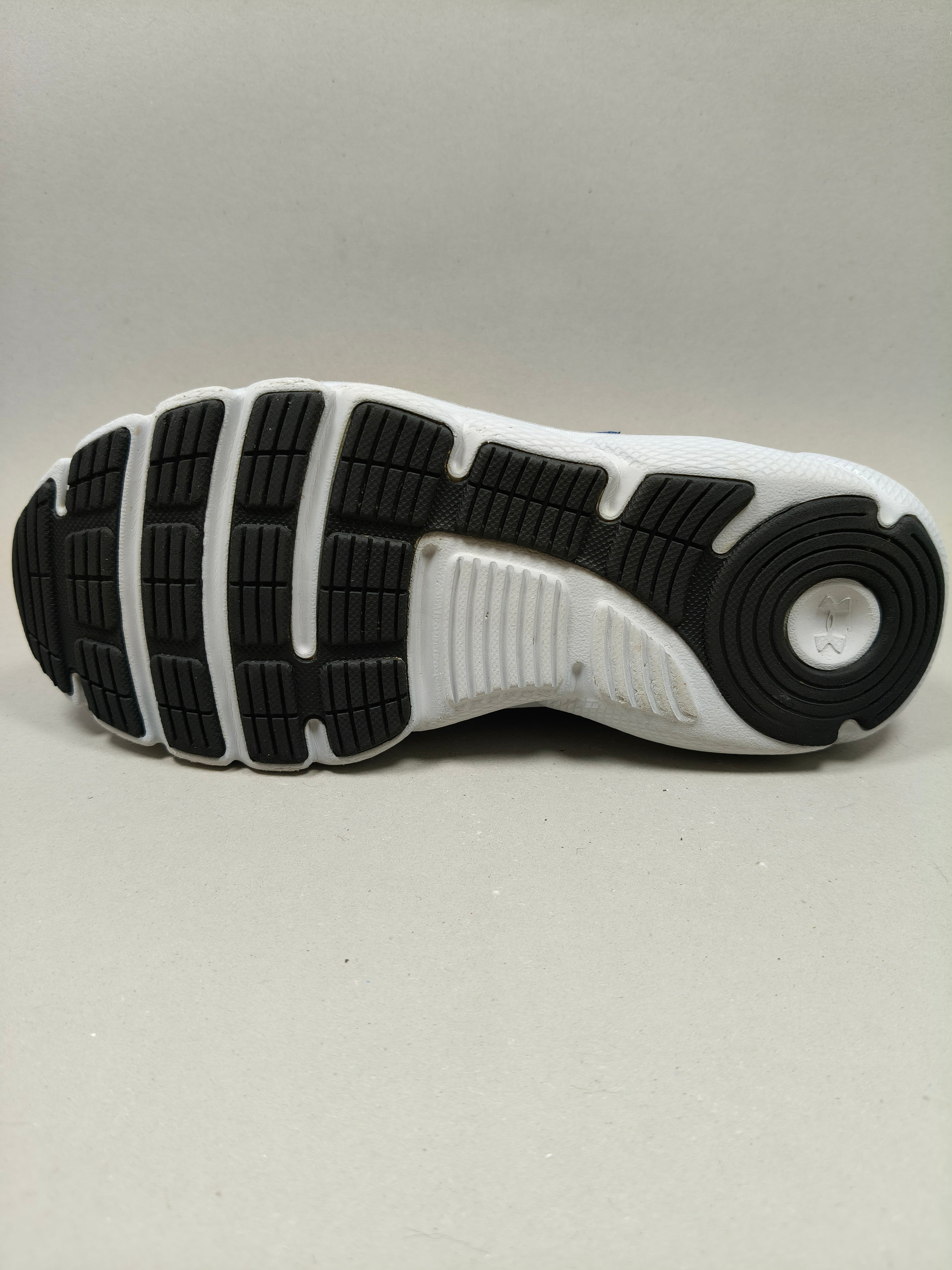 Under Armour Asert . Size : EUR  33 | Premium