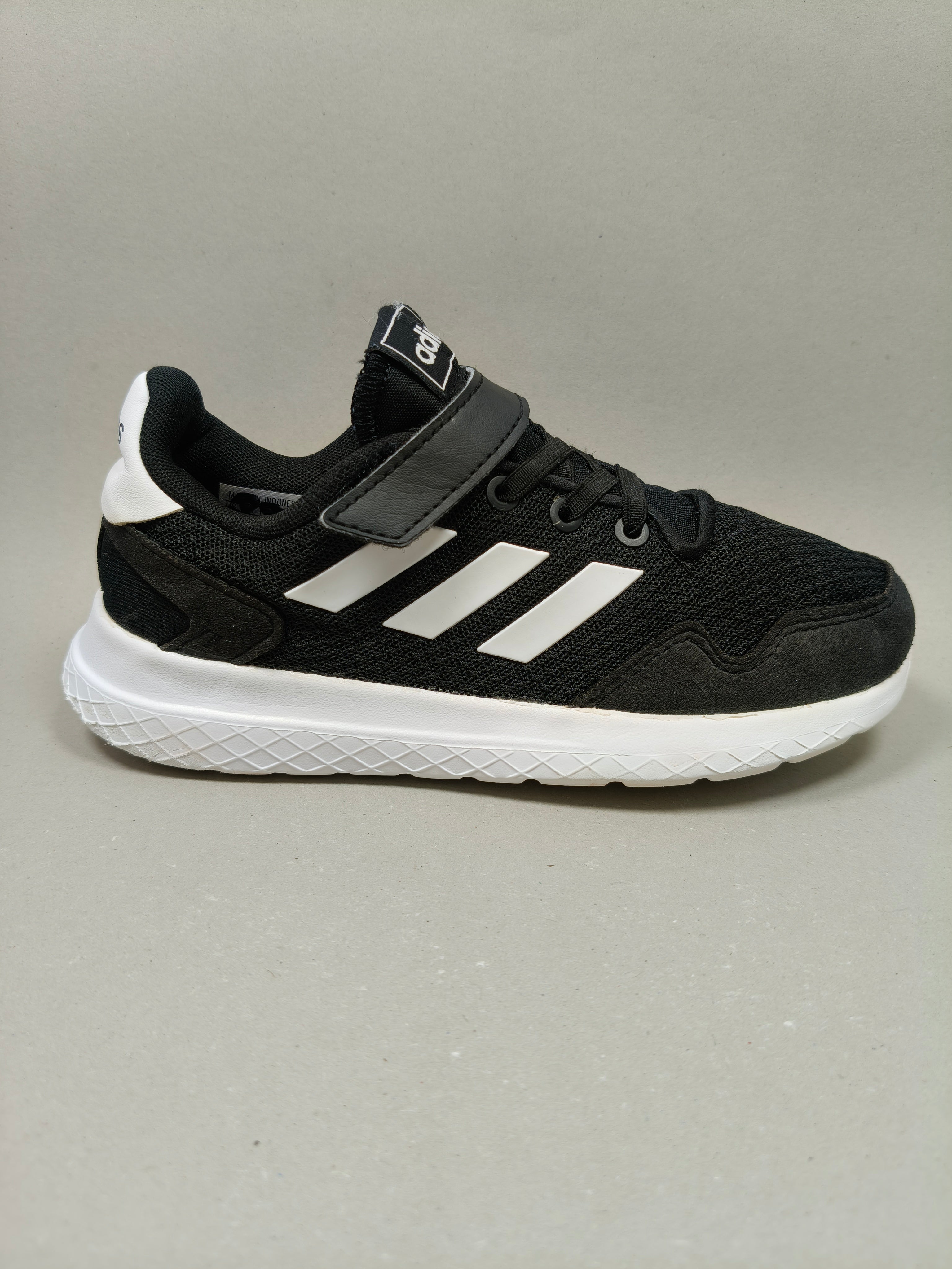 Adidas Archivo . Size : EUR 32 | Excellent