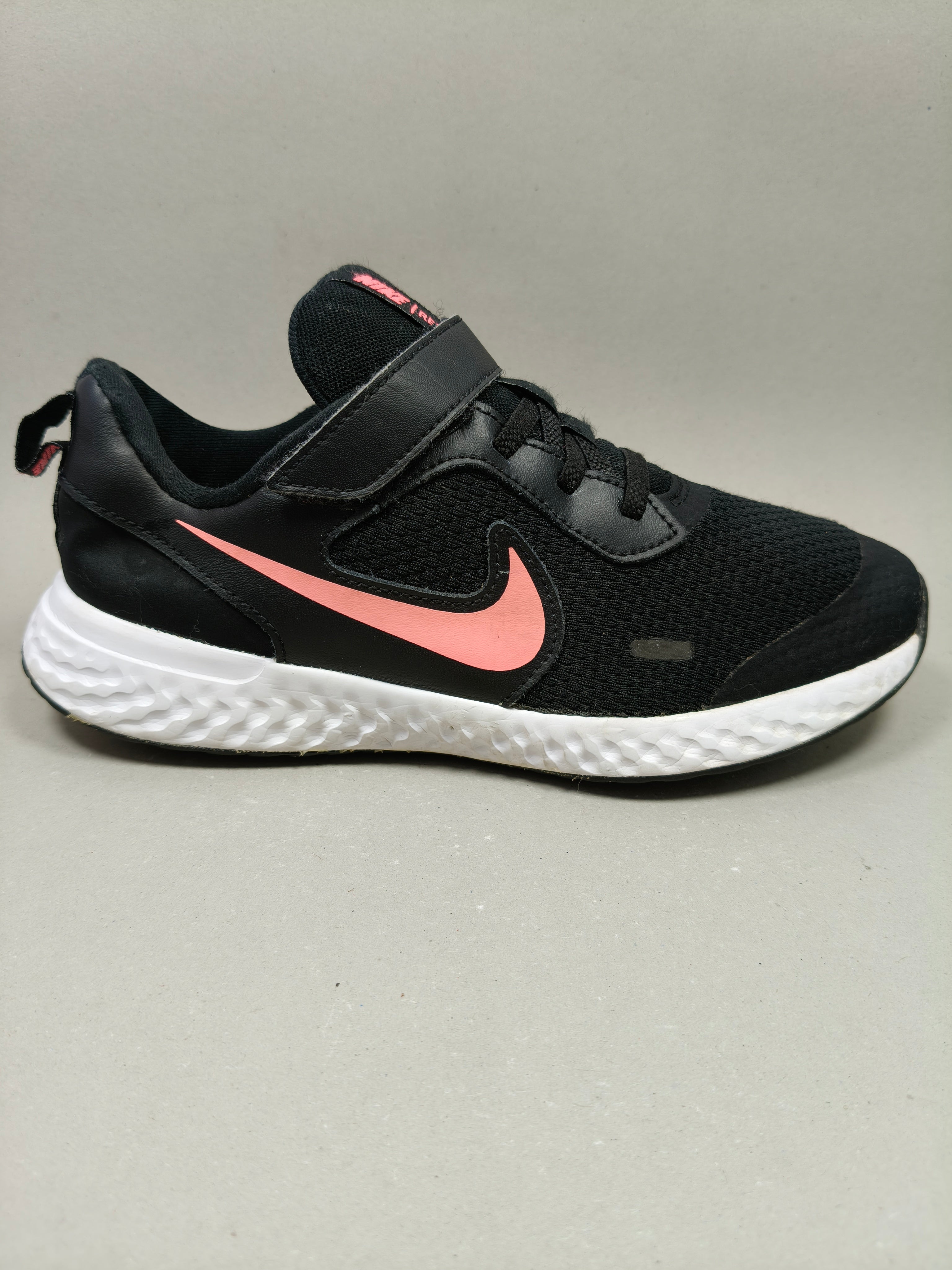 Nike Revolution . Size : EUR  35 | Excellent +
