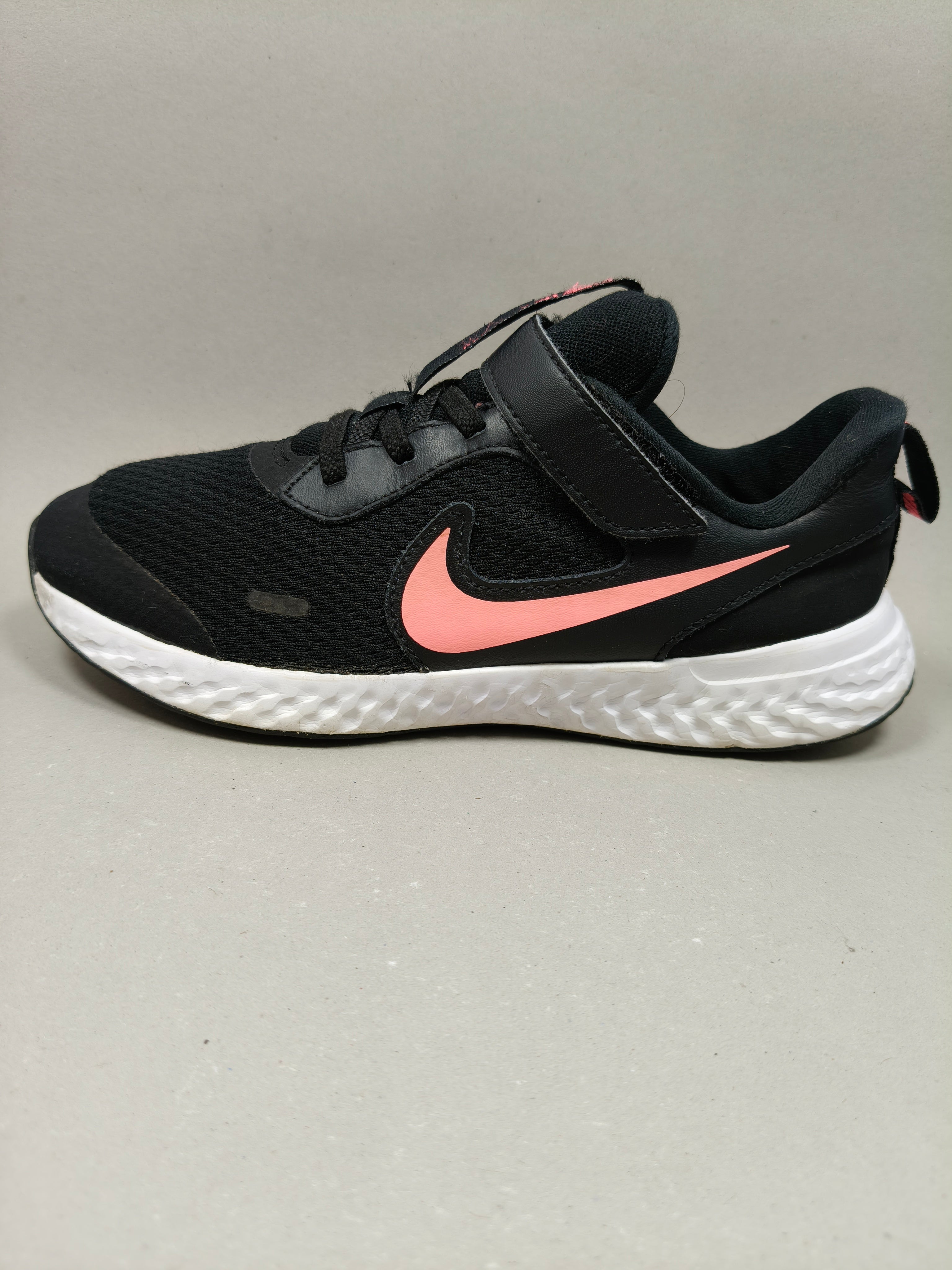 Nike Revolution . Size : EUR  35 | Excellent +