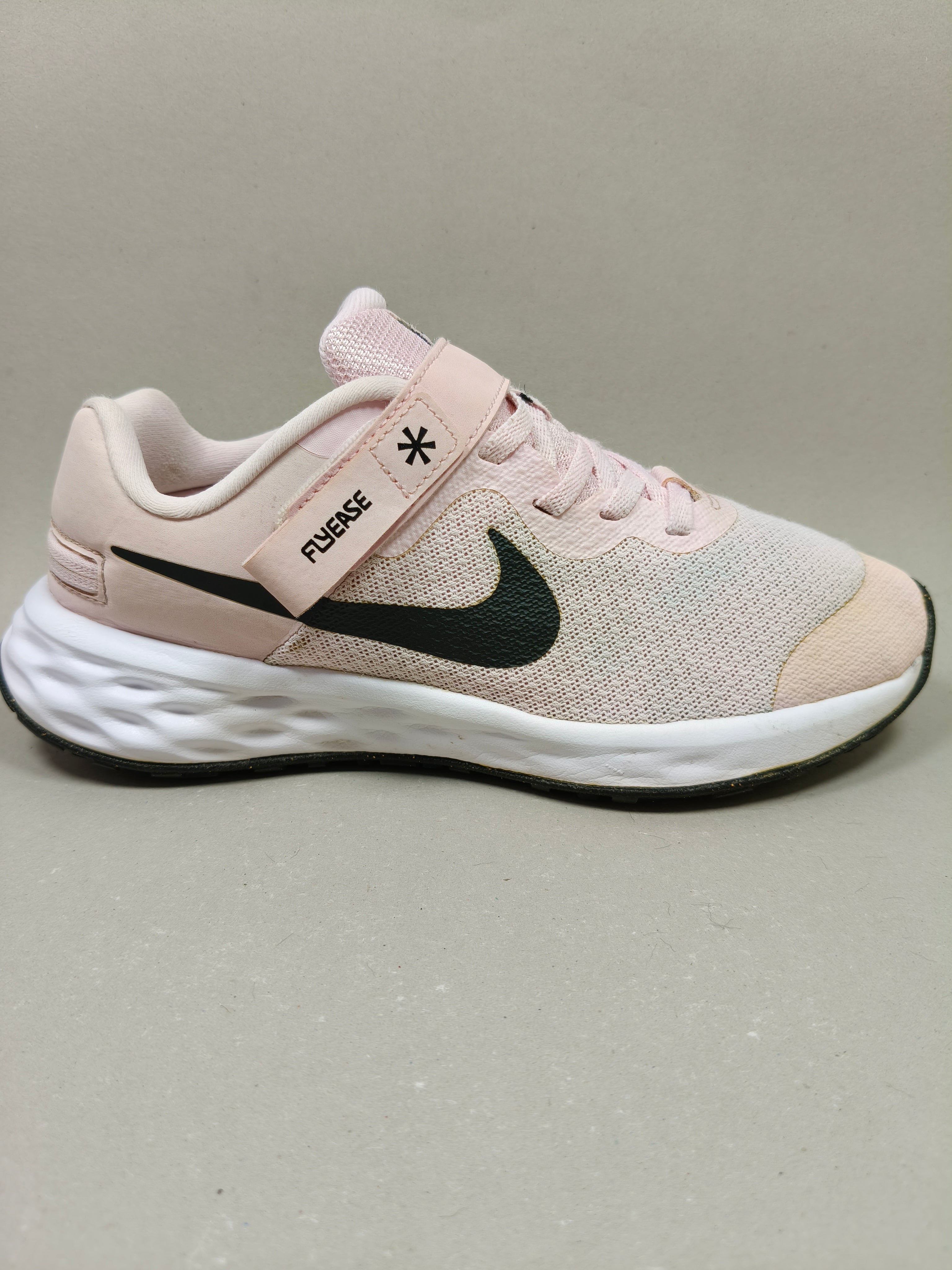 Nike Revolution . Size : EUR  35 | Excellent+
