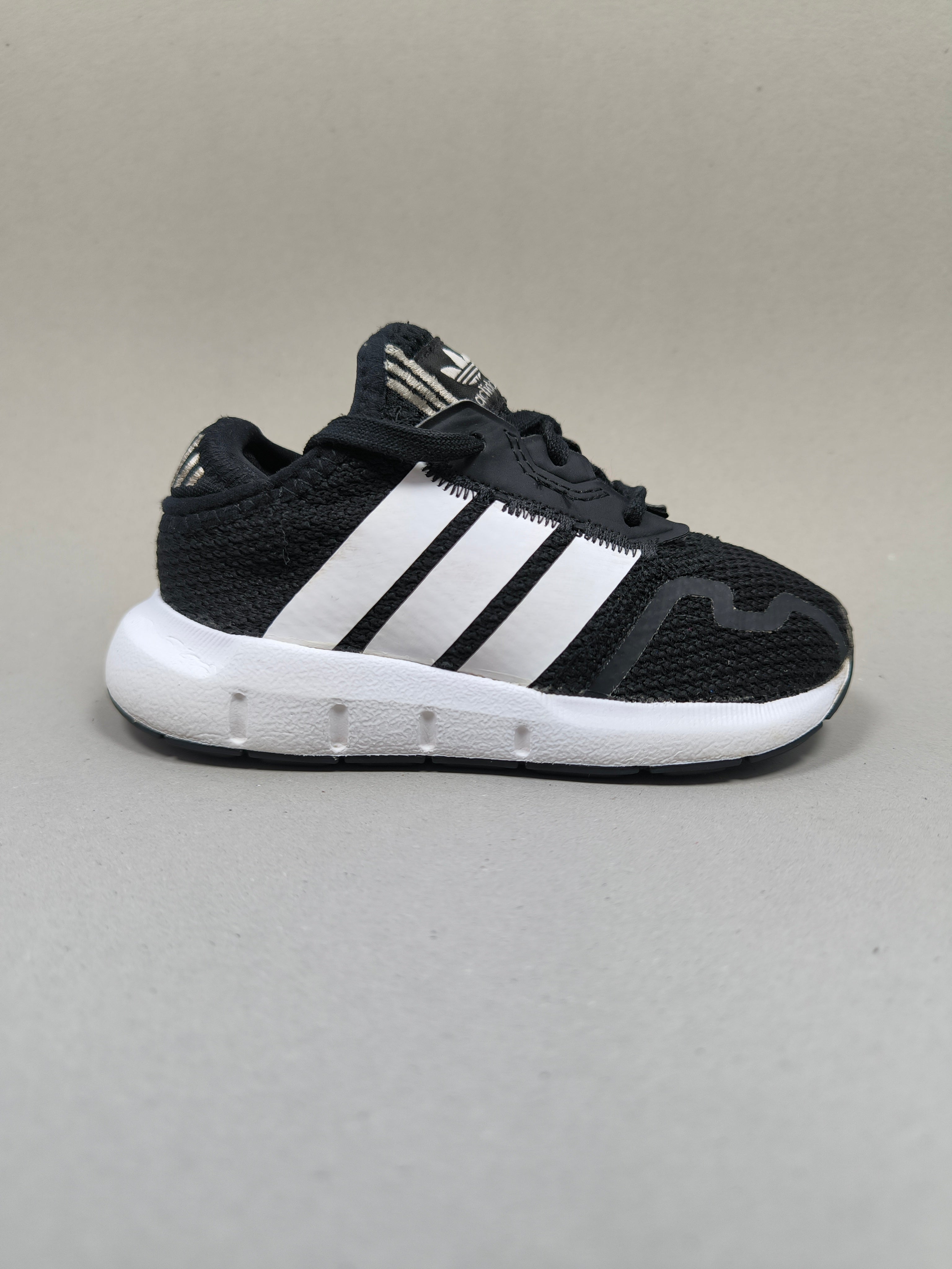 Adidas Swift Run . Size : EUR  23 | Premium