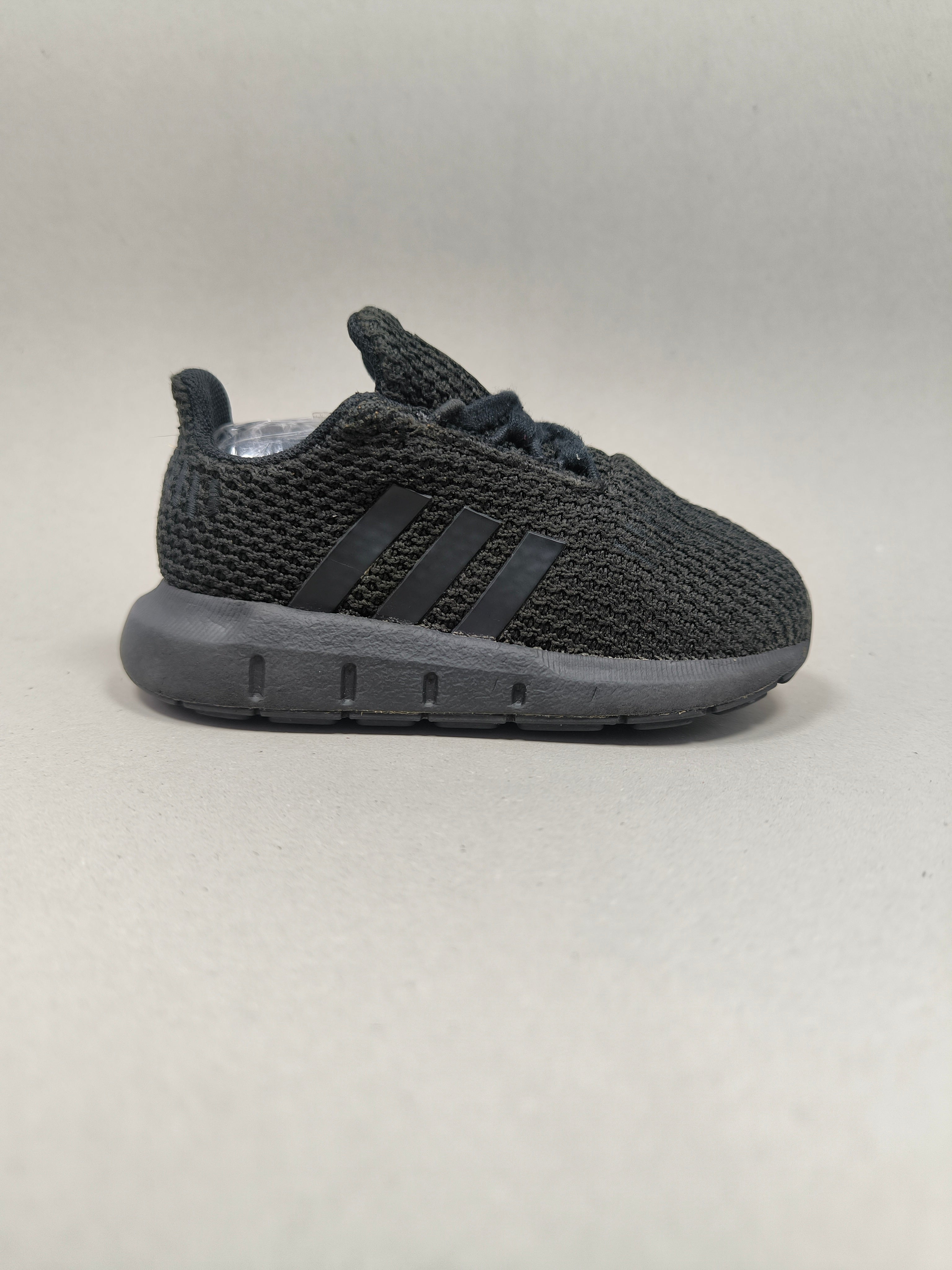 Adidas Swift Run  . Size : EUR  22 | Premium