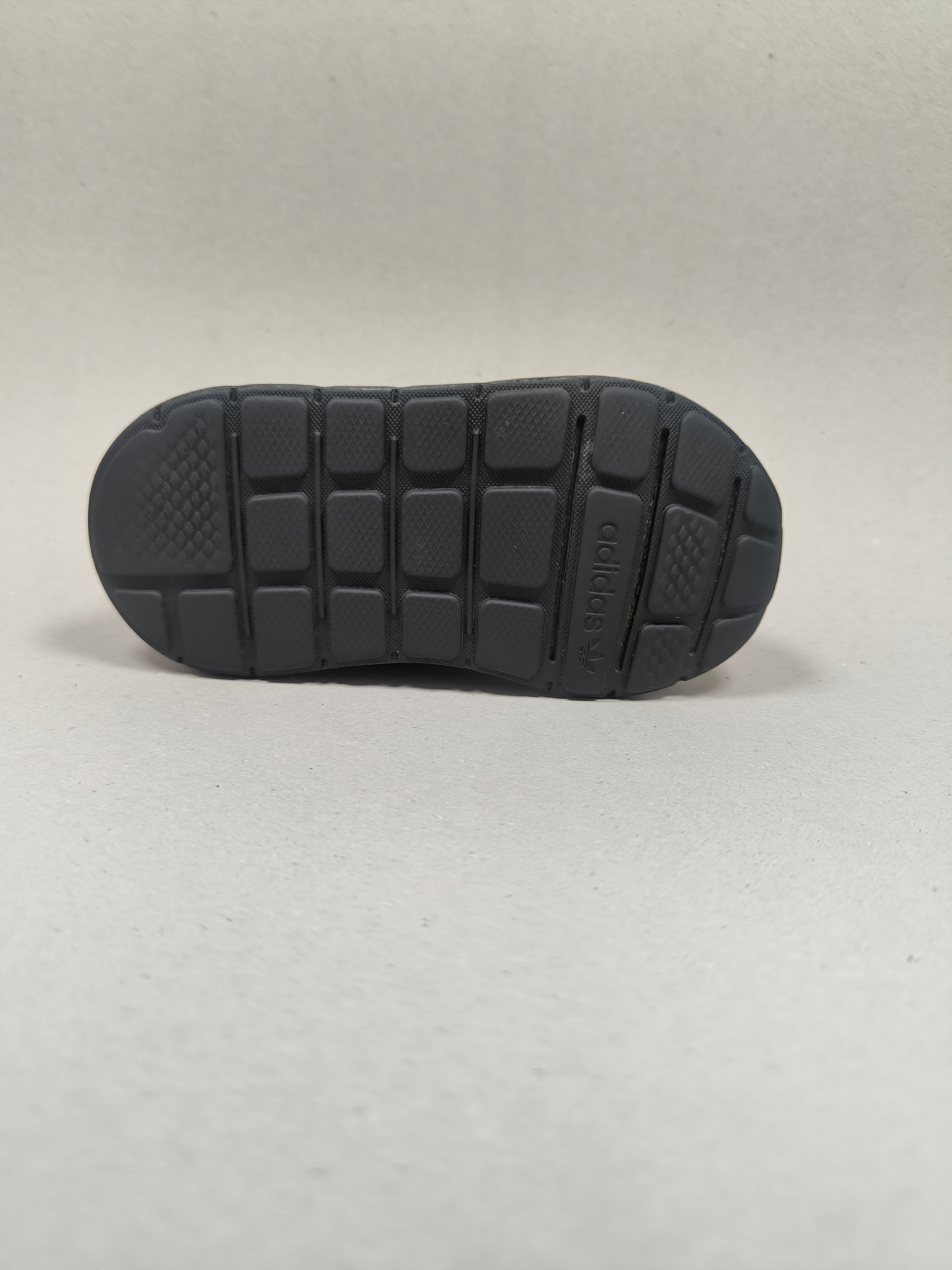 Adidas Swift Run  . Size : EUR  22 | Premium