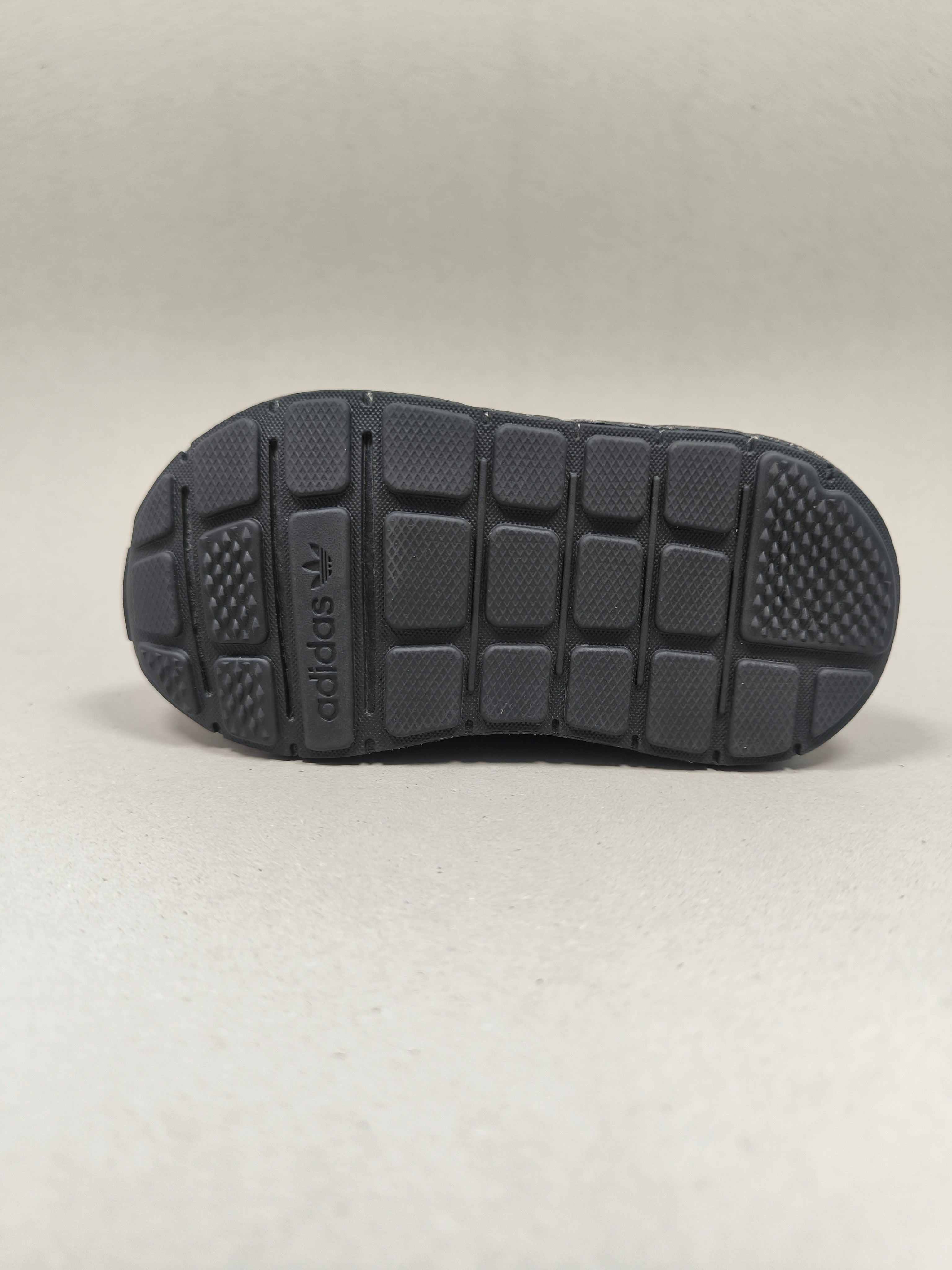 Adidas Swift Run  . Size : EUR  22 | Premium