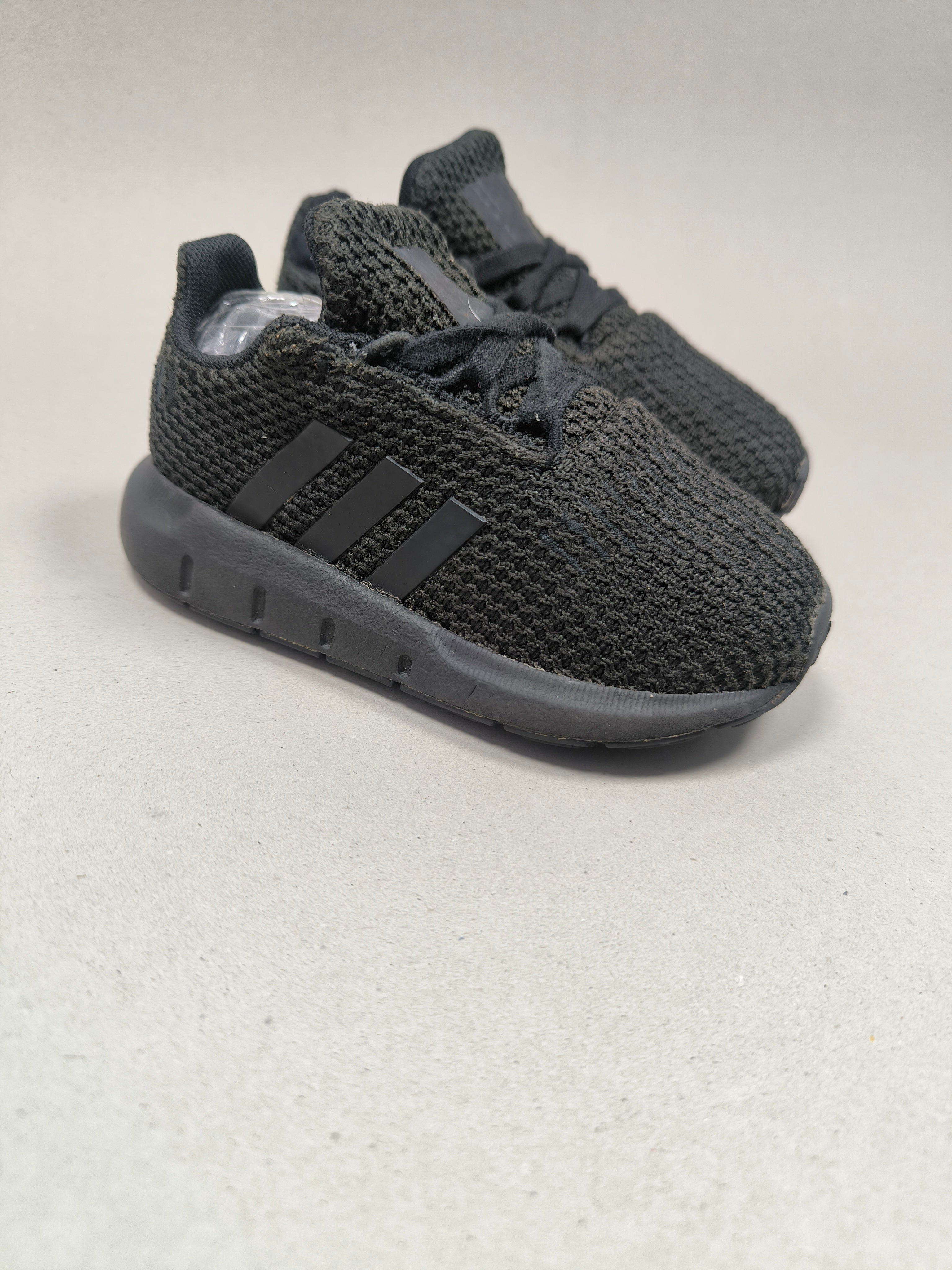 Adidas Swift Run  . Size : EUR  22 | Premium