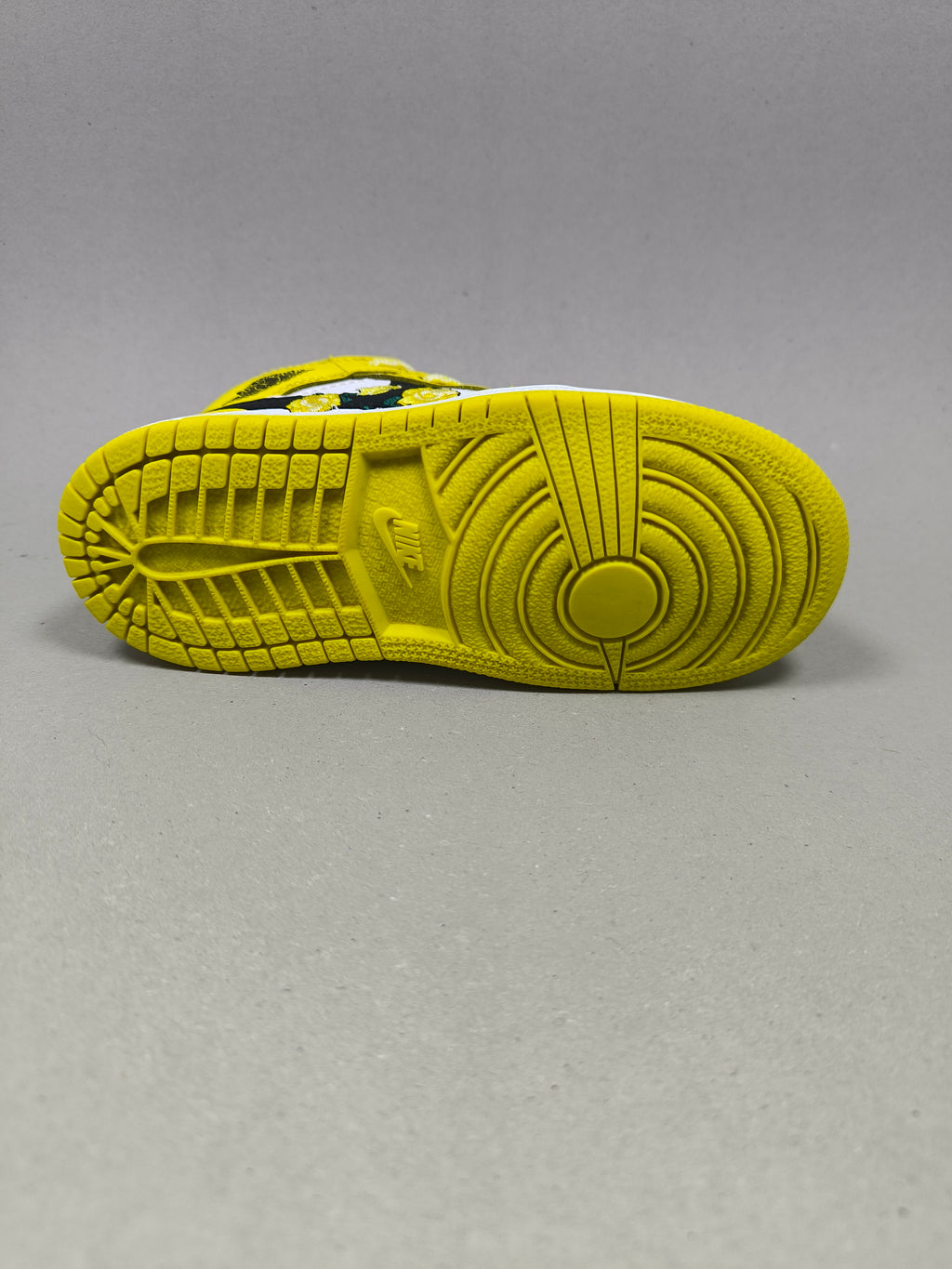 Nike Air Jordan 1 Mid SE . Size : EUR  26 | Premium+