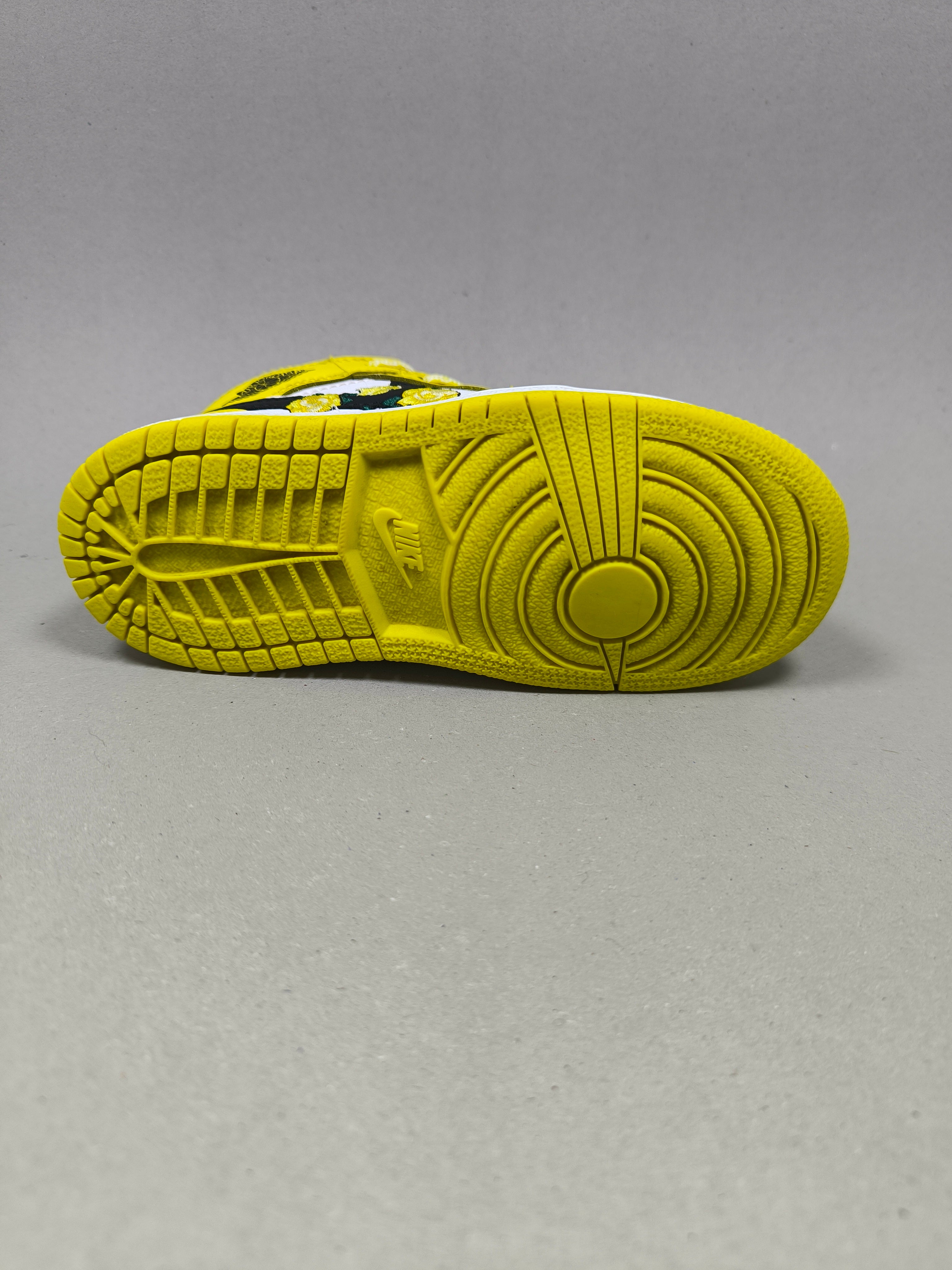 Nike Air Jordan 1 Mid SE . Size : EUR  26 | Premium+