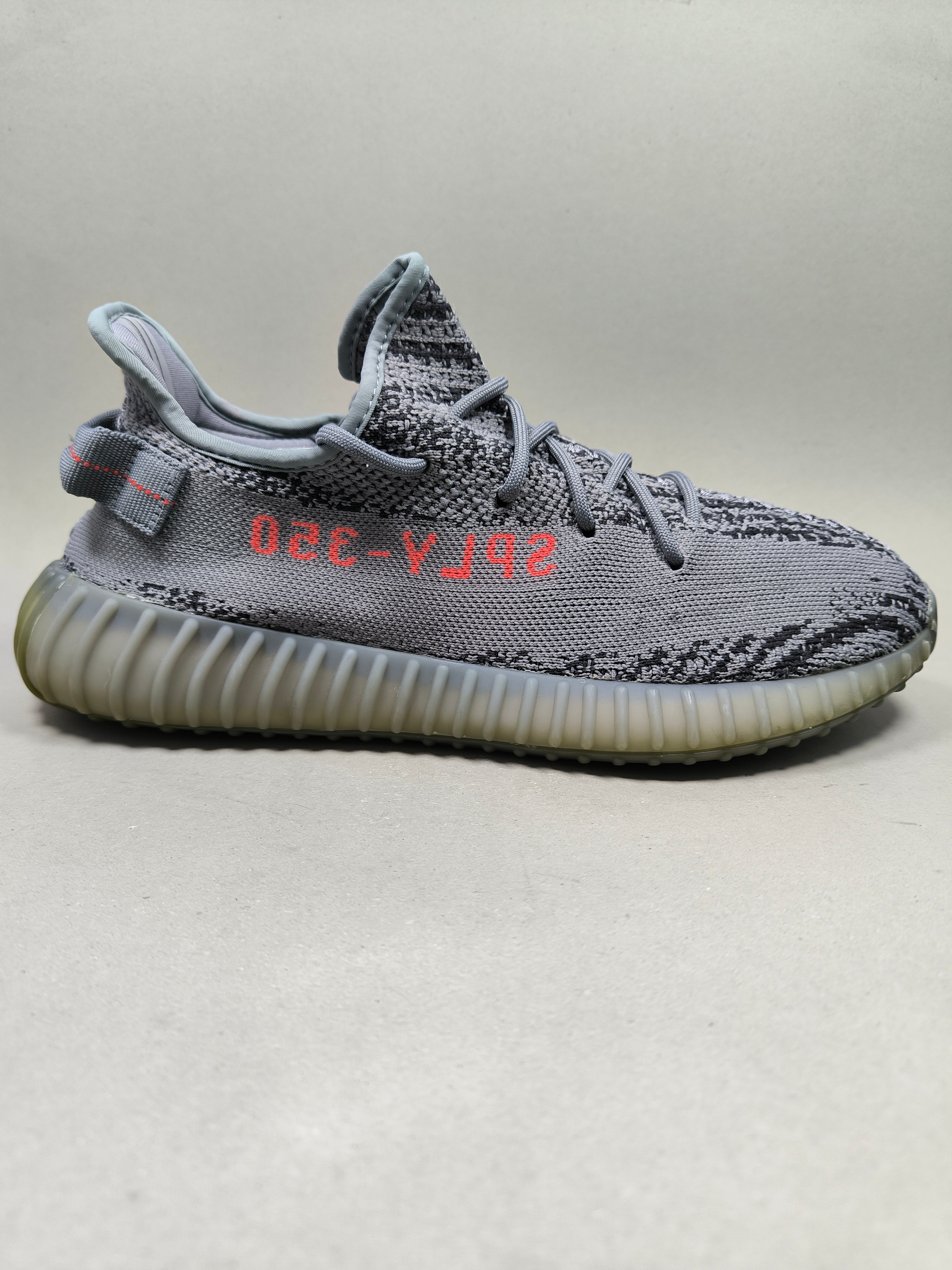 Yeezy Boost 350 V2 . Size  : EUR  46 | Premium