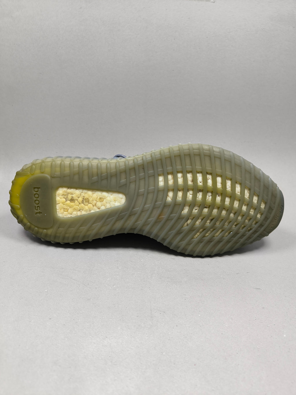 Yeezy Boost 350 V2 . Size  : EUR  46 | Premium