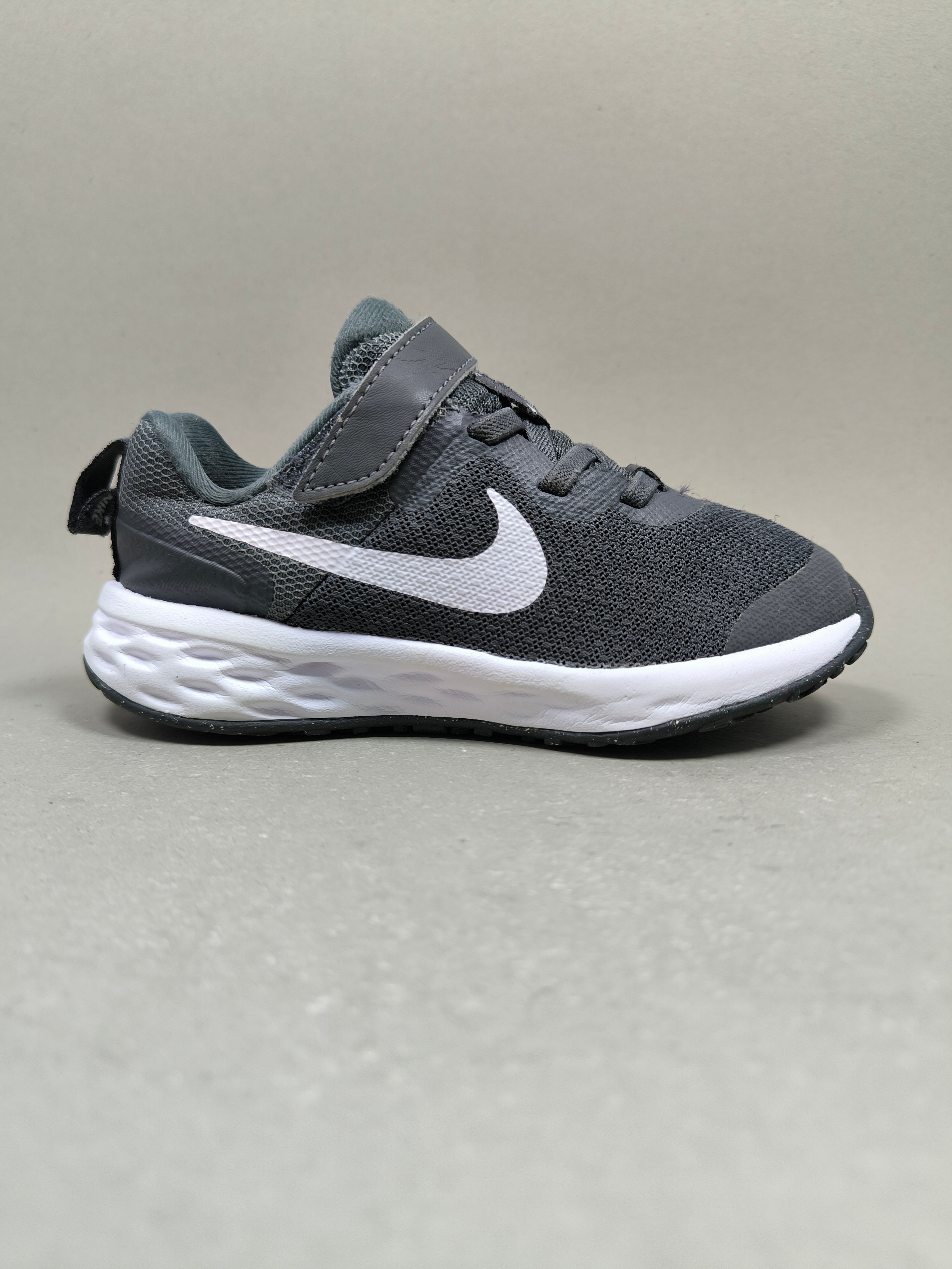 Nike Revolution 6 . Size : EUR  28 | Very Good