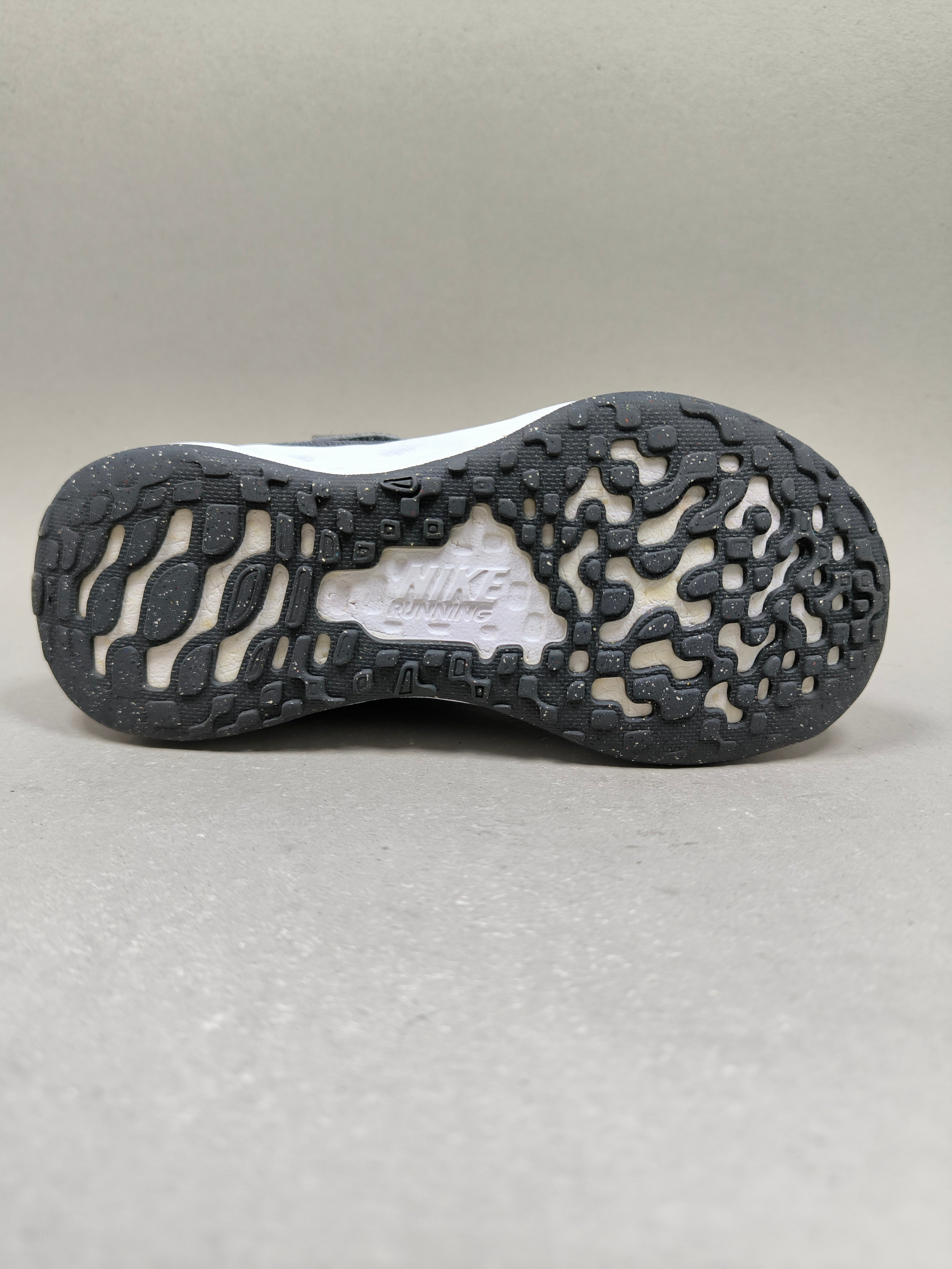 Nike Revolution 6 . Size : EUR  28 | Very Good