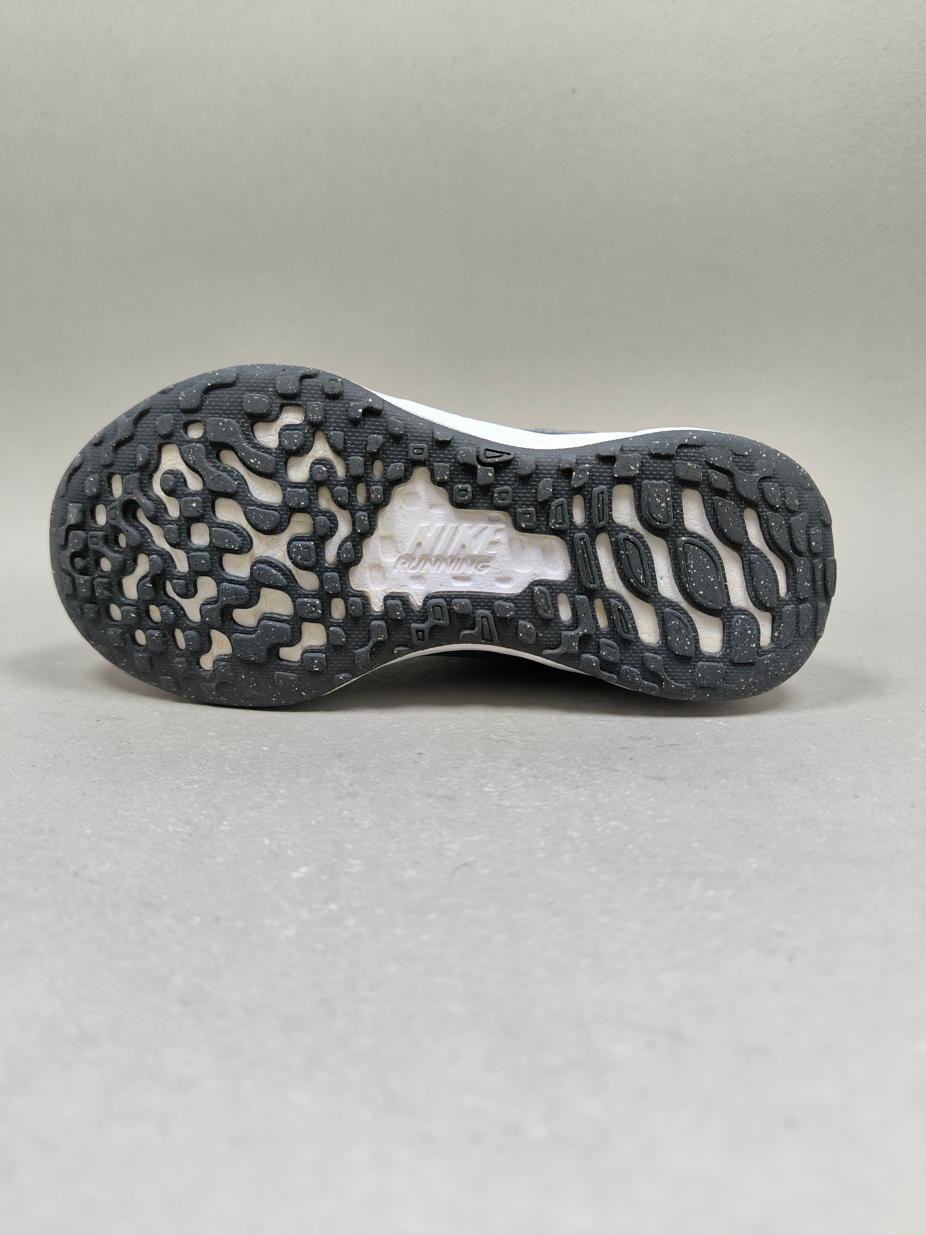 Nike Revolution 6 . Size : EUR  28 | Very Good
