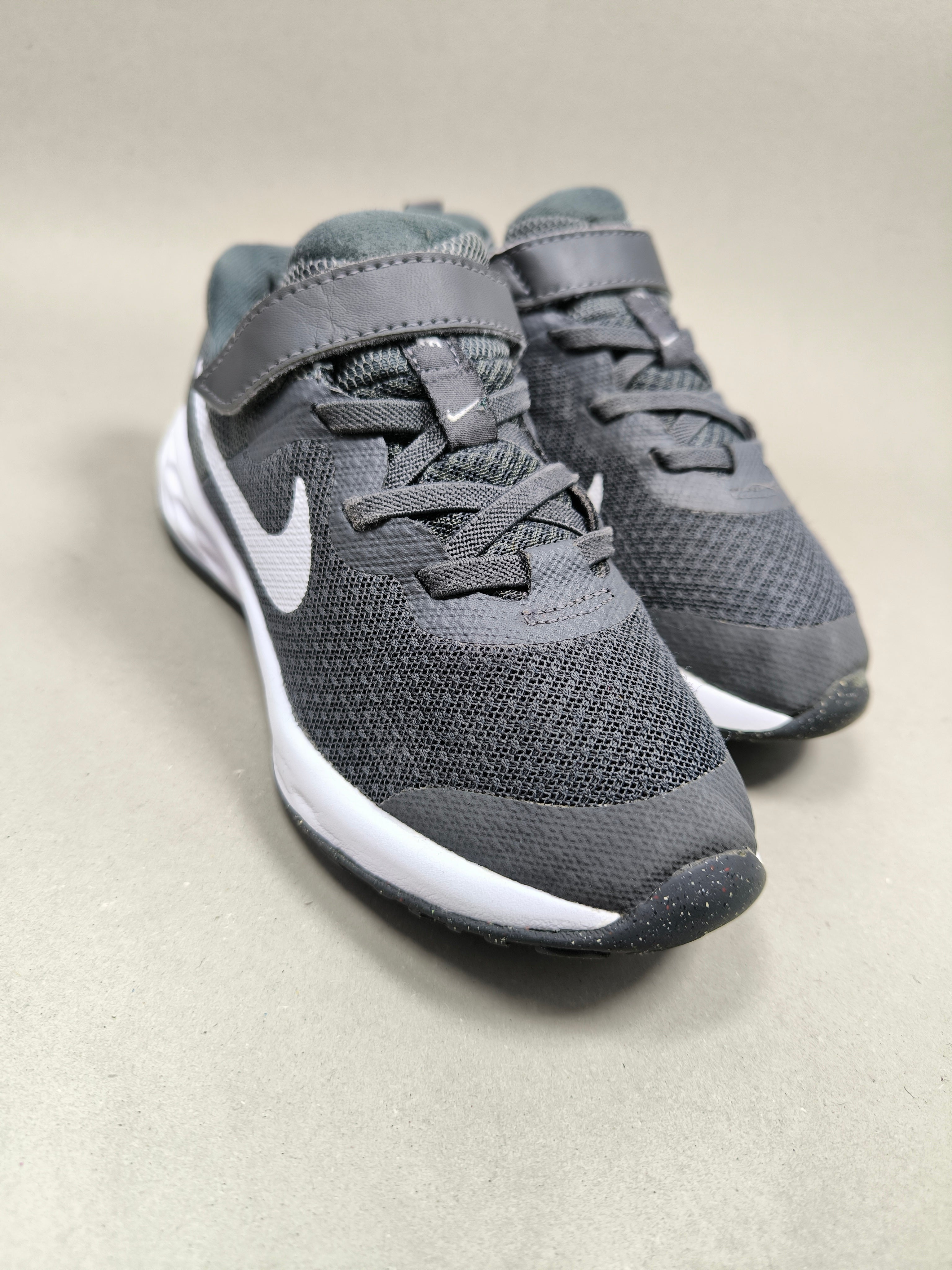 Nike Revolution 6 . Size : EUR  28 | Very Good